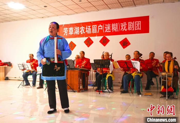每逢重要節(jié)日，當(dāng)?shù)囟紩?huì)組織劇團(tuán)成員排練節(jié)目?！±钊A北 攝