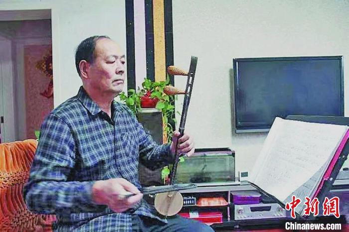 66歲的高飛元是芳草湖農(nóng)場(chǎng)的一名退休教師，“吹拉彈敲”樣樣精通。　芳草湖農(nóng)場(chǎng)供圖